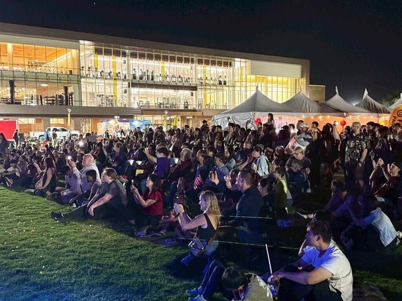 ドローンショーを眺める人々=駐ロサンゼルス弁事処提供