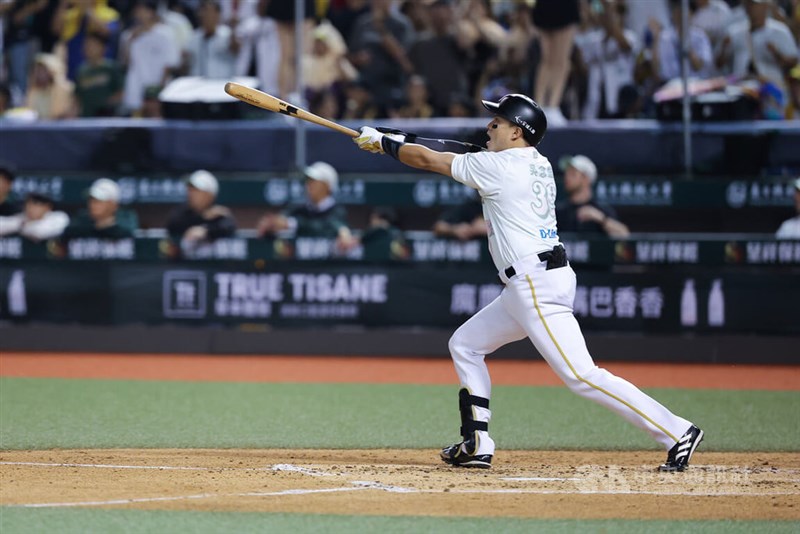 首位打者を初めて獲得した台鋼ホークスの呉念庭。写真は9月28日に台北ドームで撮影