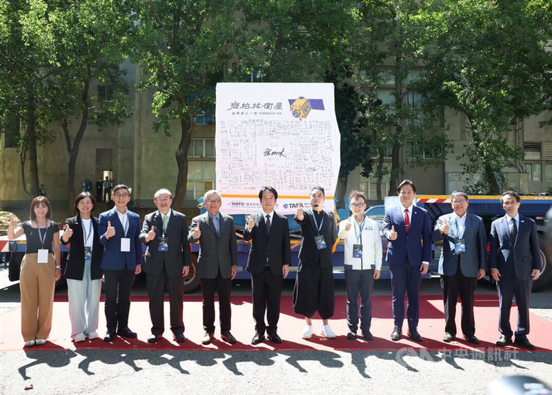 地球観測衛星「福衛8号」初号機の出発式でポーズを決める頼清徳総統（右から6人目）、国家科学・技術委員会の呉誠文主任委員（左から5人目）、チー・ポーリンさんの息子、斉廷洹さん（右から5人目）ら＝10月7日、新竹市