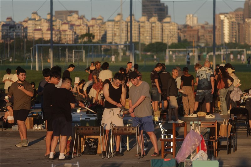 バーベキューするため集まった人々＝中央社記者裴禛撮影