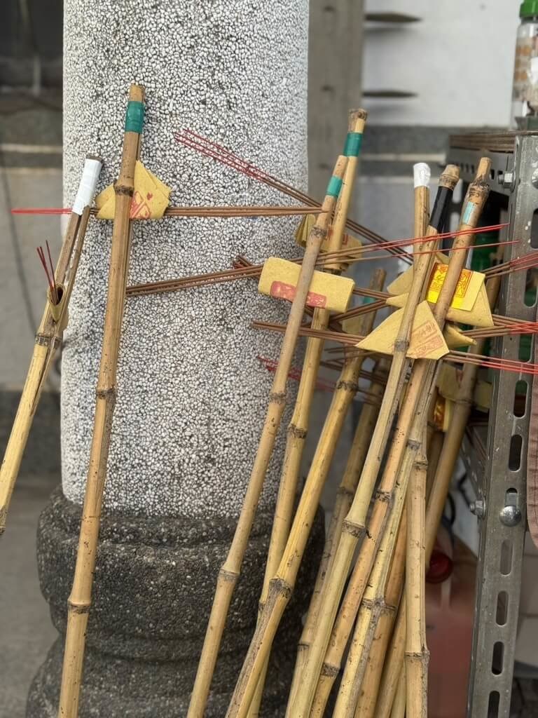 竹で作った土地公の杖＝与泥共好提供