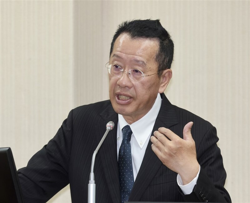 顧立雄国防部長（資料）