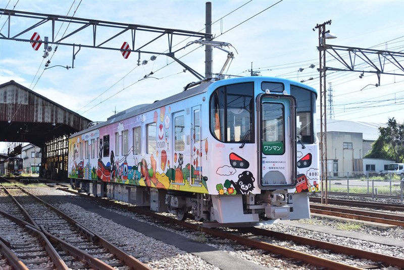 8日に営業運転が始められた一畑電車のラッピング車両。台湾鉄路とのコラボレーションによるもので、車体には超高層ビル「台北101」など台湾各地の観光名所をイメージしたイラストが描かれている（一畑電車提供）