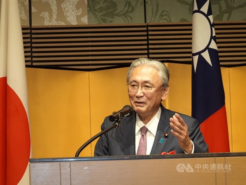 あいさつする日華懇会長の古屋圭司衆院議員＝10月8日、東京都