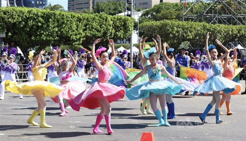 鮮やかな衣装をまとった屏東県南栄中学校の生徒によるパフォーマンス＝2025年10月10日、中央社記者張新偉撮影