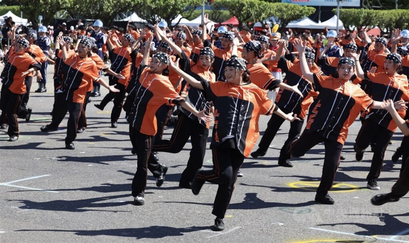 会場を盛り上げる新北市の荘敬高級工業家事職業学校の生徒ら＝2025年10月10日、中央社記者張新偉撮影