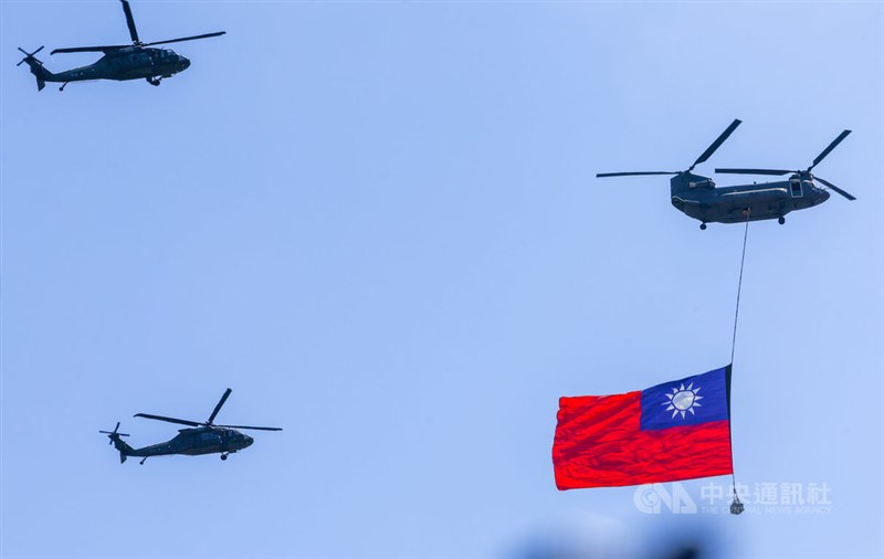 総統府上空に飛来した国軍のヘリコプター＝2025年10月10日、中央社記者王騰毅撮影