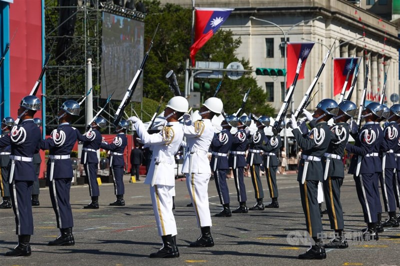 国軍儀仗隊による一糸乱れぬパフォーマンス＝2025年10月10日、中央社記者王騰毅撮影