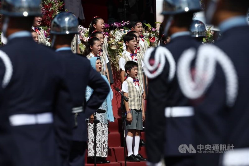 国歌を斉唱する彰化県大村小学校合唱団のメンバーら＝2025年10月10日、中央社記者王騰毅撮影