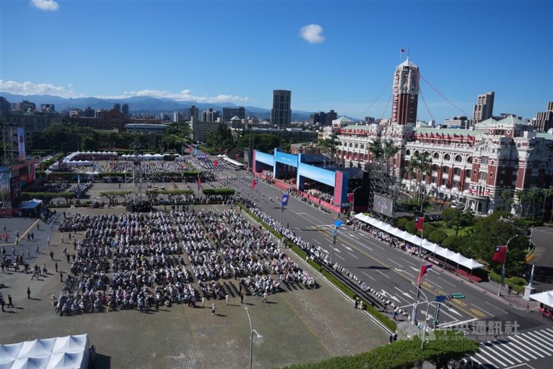 晴天に恵まれ、国内外から多くの人々が集まった祝賀式典会場＝2025年10月10日、中央社記者徐肇昌撮影