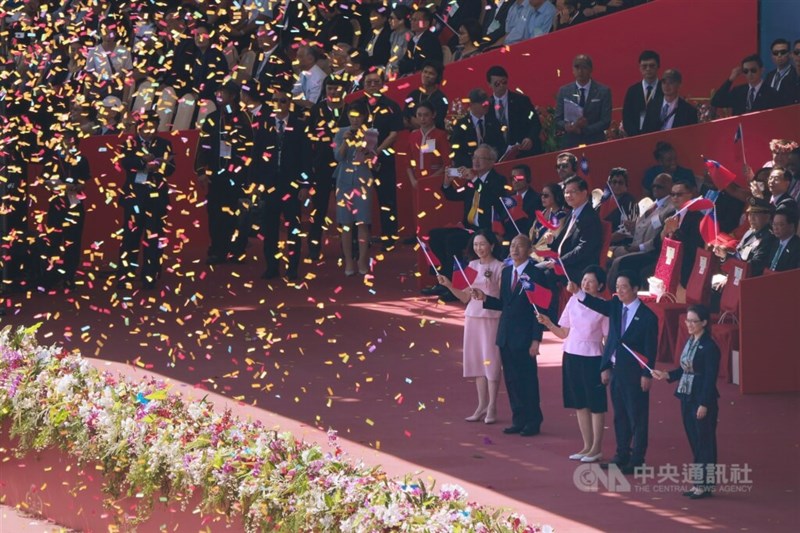 祝賀式典の壇上で国旗を振る蕭美琴副総統（手前右1）と頼清徳総統（手前右2）＝2025年10月10日、中央社記者徐肇昌撮影