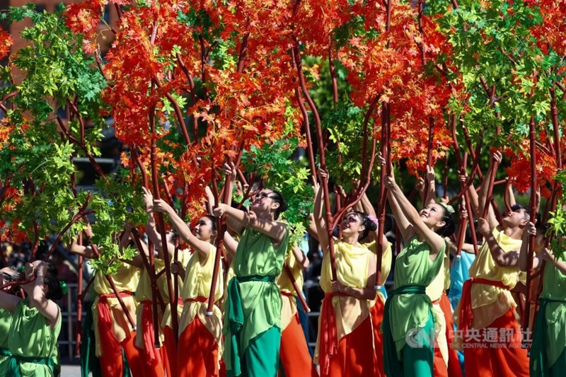 台中市新民高校の生徒らによるパフォーマンス2025年10月10日、中央社記者王騰毅撮影