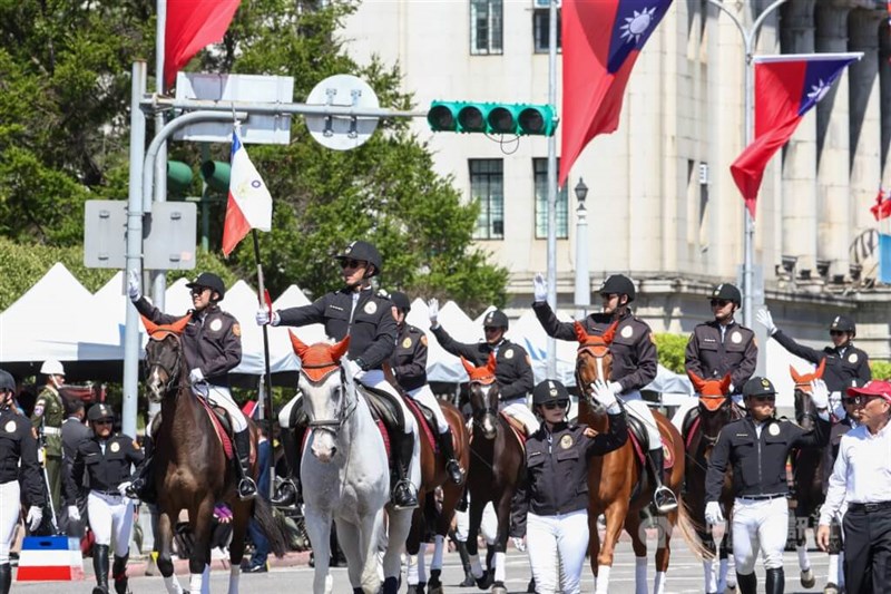 観衆に手を振る新北市政府警察局の騎馬隊の隊員ら＝2025年10月10日、中央社記者王騰毅撮影