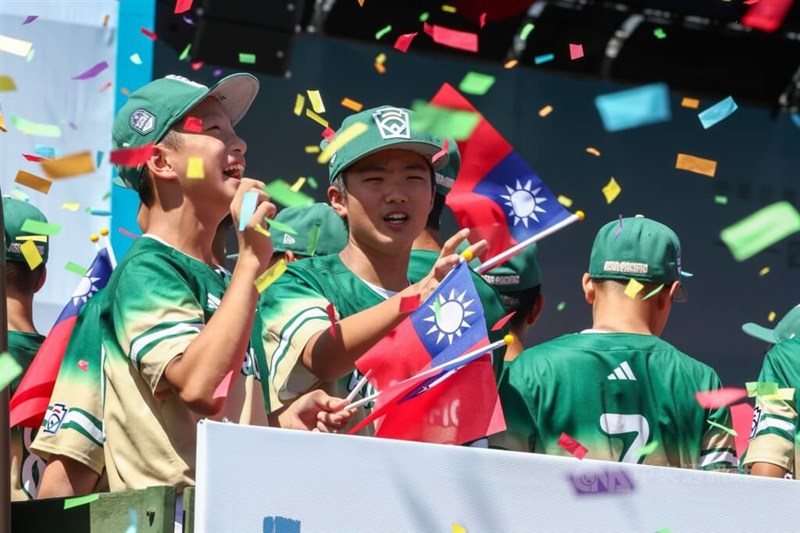今年8月、野球のリトルリーグ・ワールドシリーズで優勝し、パレードに加わった台北市東園小学校野球部のメンバー＝2025年10月10日、中央社記者王騰毅撮影