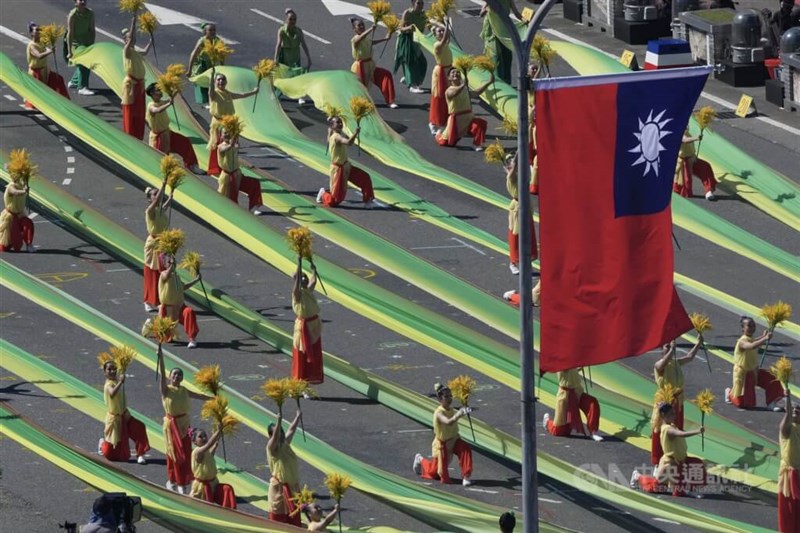 「花開く島・フォルモサ」と題されたパフォーマンスを行う台中市民民高校の生徒＝2025年10月10日、中央社記者徐肇昌撮影