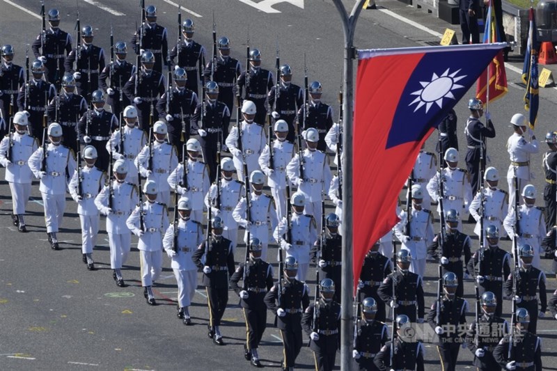 中華民国国慶日の祝賀式典に参加した国軍儀仗隊＝2025年10月10日、中央社記者徐肇昌撮影