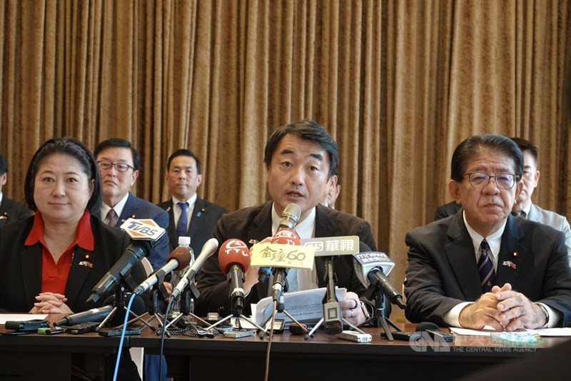 会見でメディアの質問に答える日華懇幹部の佐々木紀衆院議員（手前中央）＝10月10日、台北市