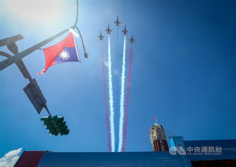 祝賀式典の最後に総統府上空を飛ぶ空軍のアクロバット飛行チーム「サンダータイガース」の高等練習機「勇鷹」＝2025年10月10日、中央社記者王騰毅撮影