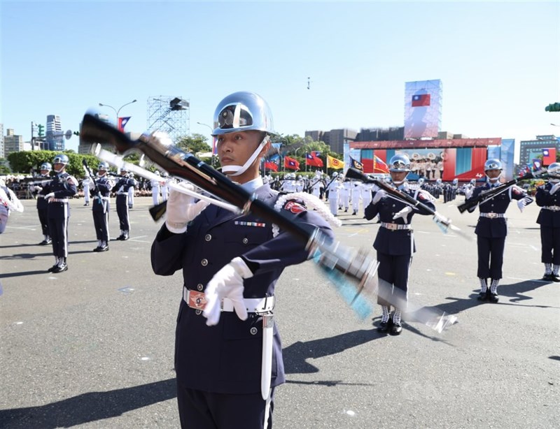 銃剣を巧みに操る国軍儀仗隊＝2025年10月10日、中央社記者張新偉撮影
