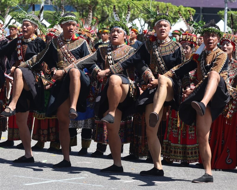 民族衣装を着て手をつなぎ踊る台湾原住民（先住民）族の人々＝2025年10月10日、中央社記者張新偉撮影
