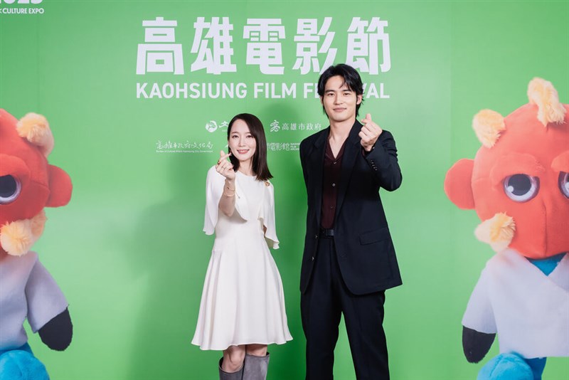 映画「九龍ジェネリックロマンス」でダブル主演を務めた吉岡里帆（左）と水上恒司＝10月10日、高雄市（高雄映画祭提供）