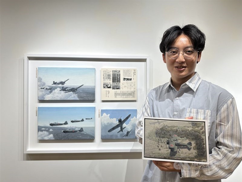 台湾沖航空戦をテーマに創作活動を続ける画家の陳尚謙さん＝10月9日、台北市