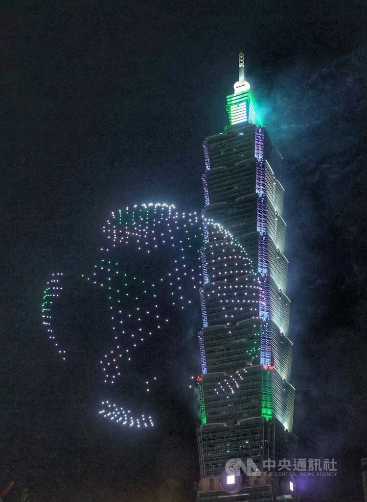 ドローンによる地球のイラスト。台湾に立脚し、世界を視野に入れるという気持ちが込められた＝2025年10月10日、中央社記者王飛華撮影