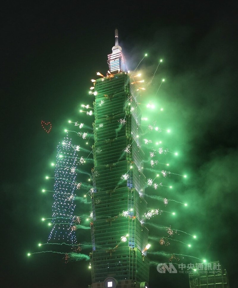 本物の「台北101」とドローン版「台北101」＝2025年10月10日、中央社記者王飛華撮影