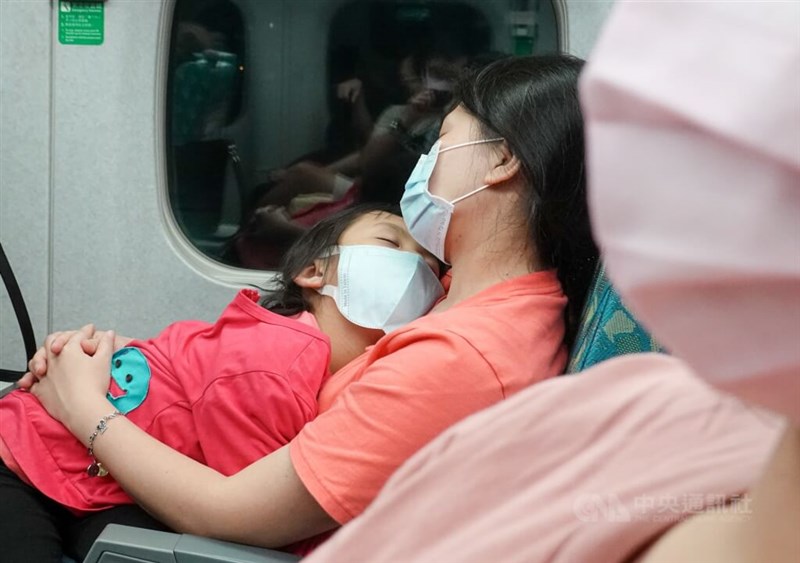台湾高速鉄道の車内で熟睡する親子＝中央社資料写真