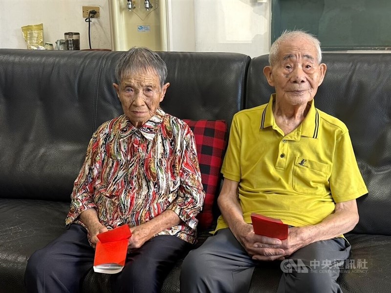 「100歳夫婦」の鍾新龍さん（右）と鍾林玉英さん（左）=中央社記者管瑞平撮影