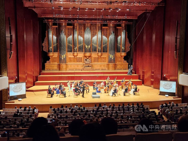 音楽会で演奏を披露する交響楽団「湾声楽団」＝10月13日、台北市