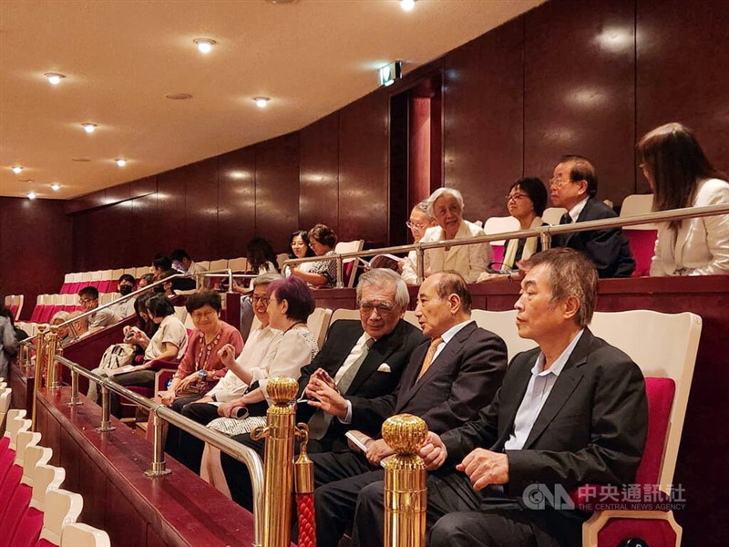 音楽会には王金平元立法院長（前列右から2人目）、謝長廷前駐日代表（後列右から2人目）らが出席した＝10月13日、台北市
