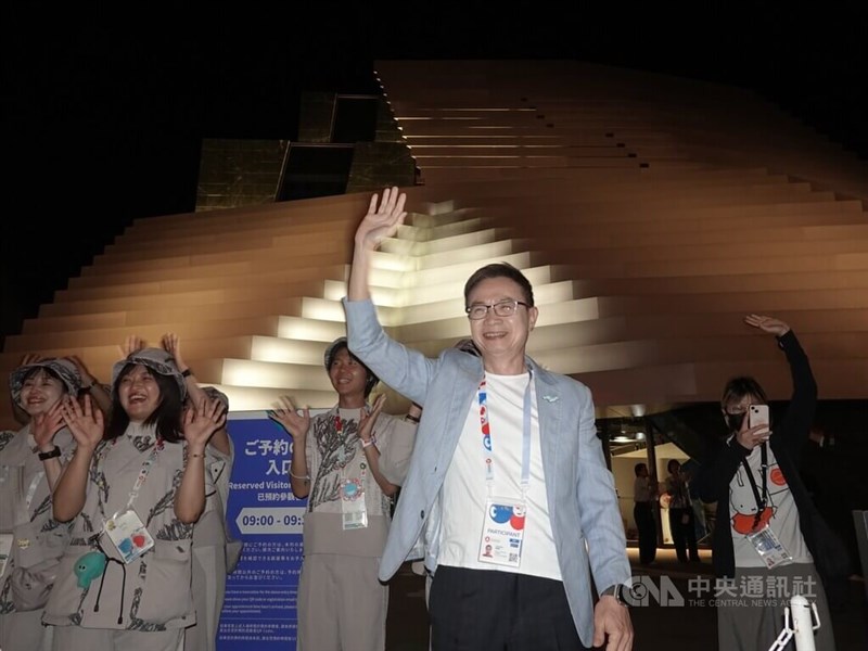 「テックワールド館」の閉館式で手を振って来場者に別れを告げる玉山デジタルテックの黄志芳名誉会長（手前）＝10月13日、大阪市