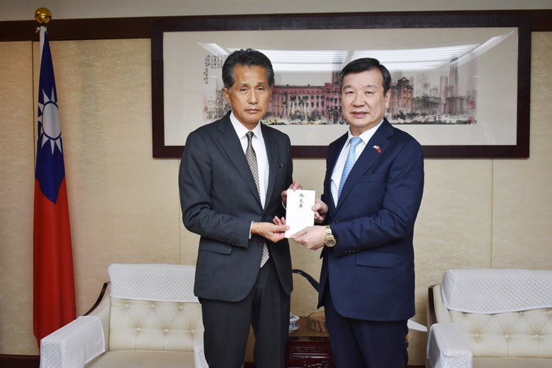 笠間市の山口伸樹市長（左）から義援金を受け取る李逸洋駐日代表＝10月16日、東京都（駐日代表処提供）