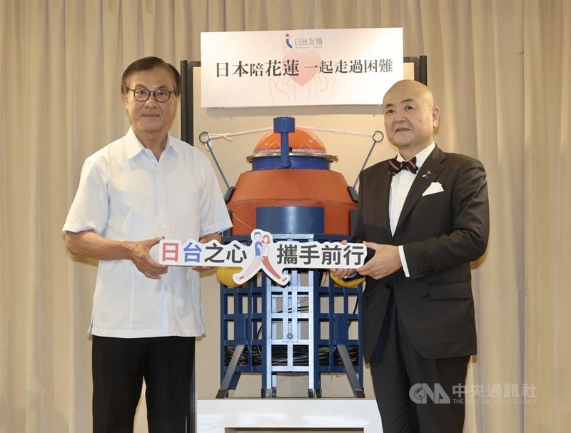 水位観測ブイの引き渡し式に出席した台湾日本関係協会の蘇嘉全会長（左）と日本台湾交流協会台北事務所の片山和之代表＝10月17日、台北市