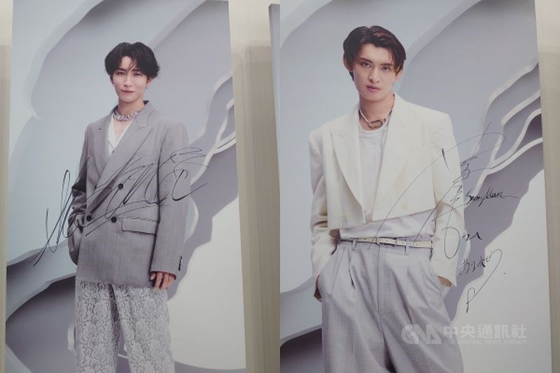 渡辺翔太(左)と向井康二(右)の写真にはそれぞれの直筆サインが添えられた=台北・華山1917文創園区で2025年10月17日、中央社撮影
