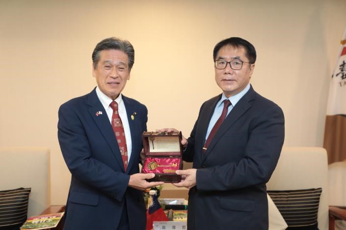 先崎光那珂市長（左）に「台南市の鍵」を贈る黄偉哲台南市長＝台南市政府提供