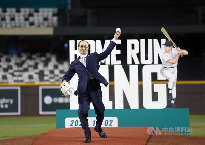 台北ドームの始球式に登場する王貞治氏＝2023年