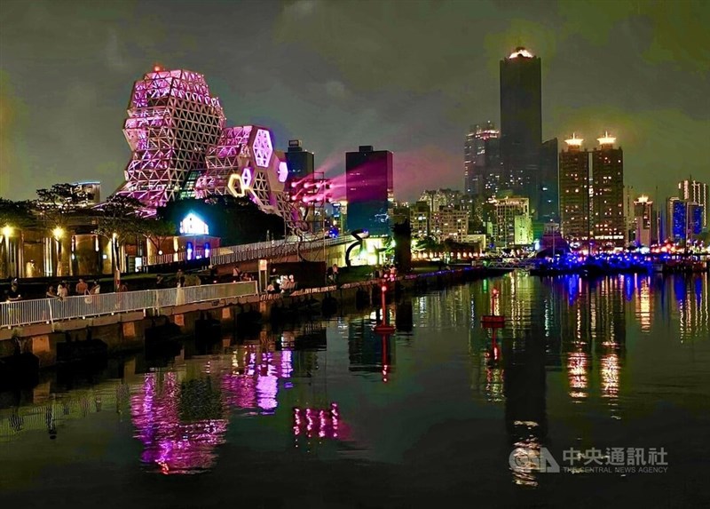 ピンク色にライトアップされた高雄流行音楽センター＝17日、中央社記者董俊志撮影