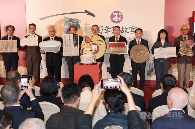国立故宮博物院の開館100年記念特別展をPRする同院の蕭宗煌院長（奥右から5人目）、東京国立博物館の浅見龍介副館長（同左から4人目）＝10月20日、台北市