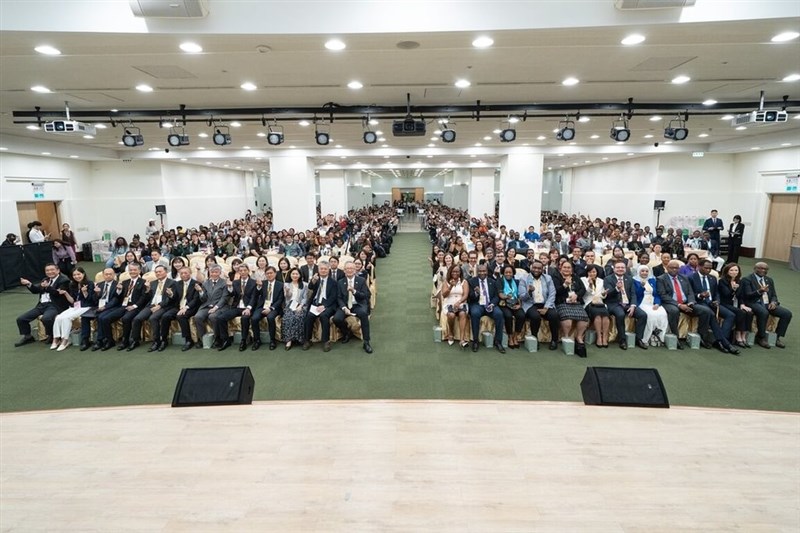 教育部が外国人に提供する奨学金の受領者と教育部や外交部の関係者ら＝教育部提供