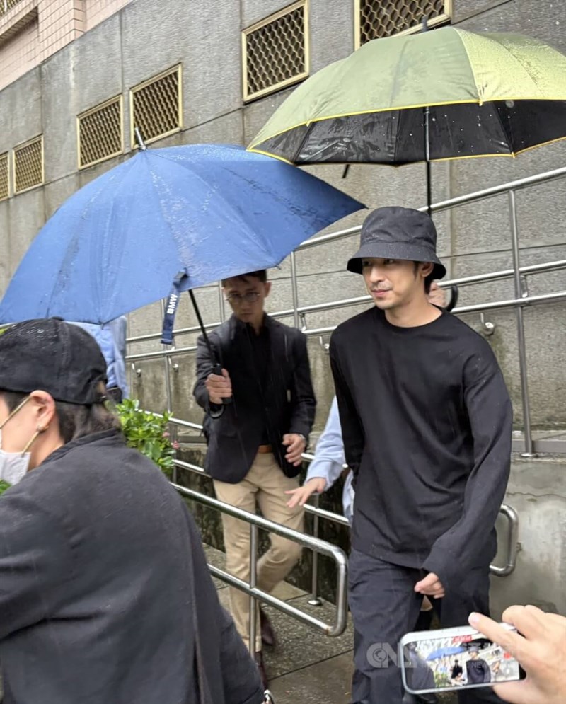 保釈され、新北地検を後にした俳優のチェン・ボーリン（手前右）＝10月21日、新北市