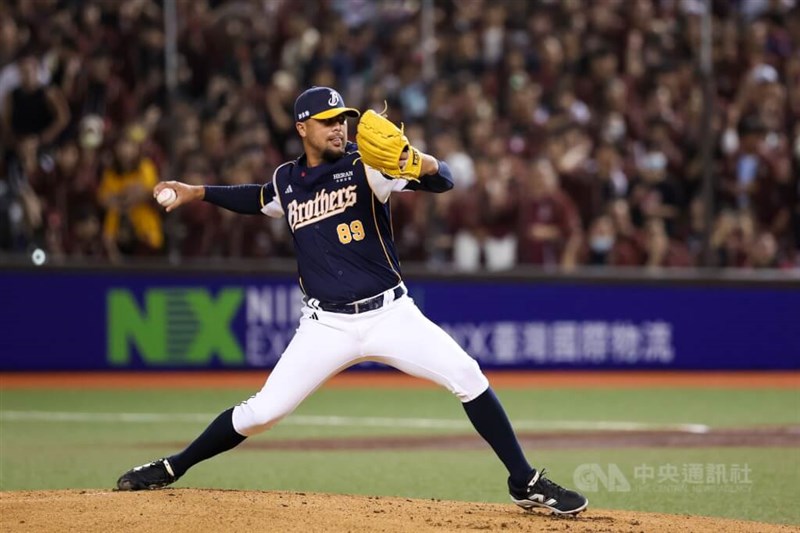 六回途中まで無失点の好投を見せる中信ブラザーズのバルガス=10月21日、台北ドーム