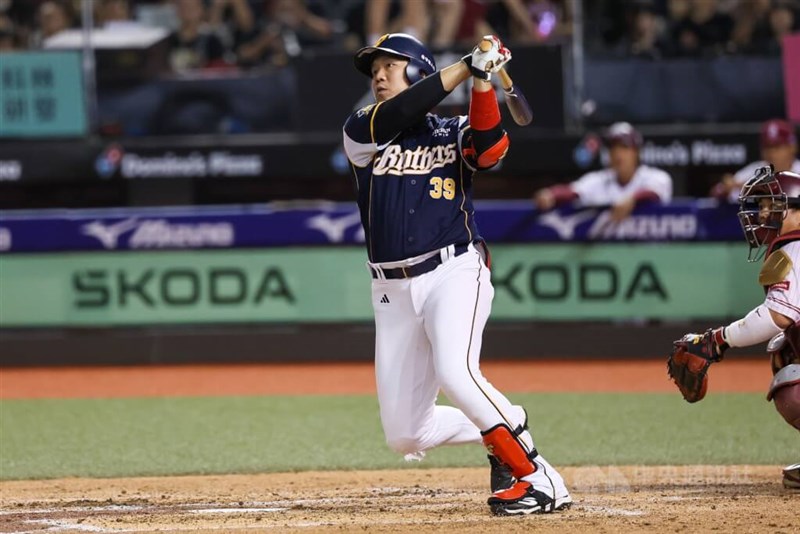 二回に先制弾を放つ中信ブラザーズの詹子賢＝10月21日、台北ドーム