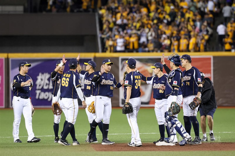 台湾シリーズ3連敗を回避し喜ぶ中信ナイン=10月21日、台北ドーム