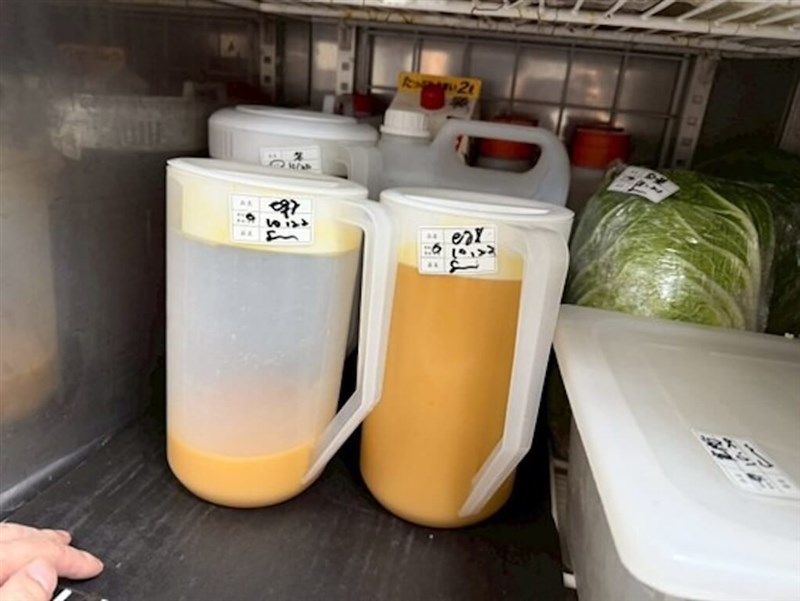 飲食店の冷蔵庫に保管されていた卵液＝台北市衛生局提供