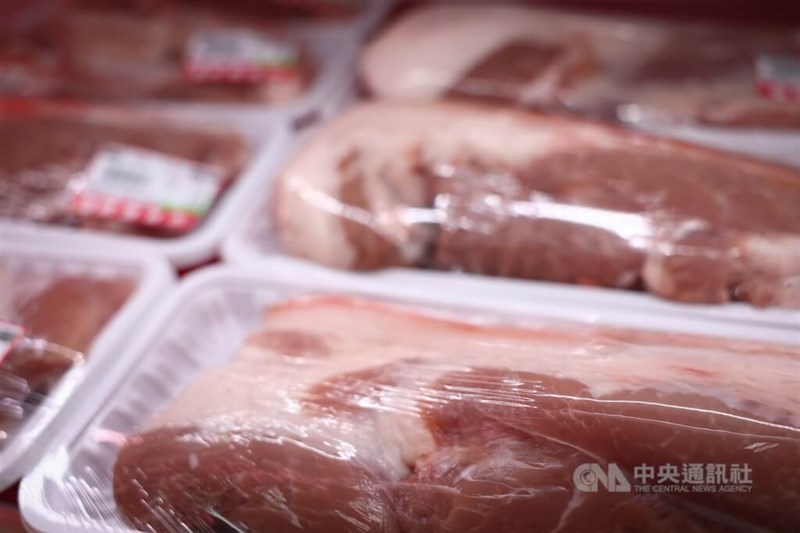 新北市樹林区のスーパーで販売されている冷蔵豚肉＝10月22日