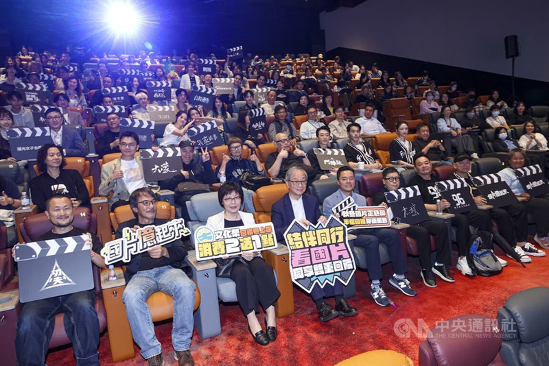 台湾映画30作の制作チームと共に国産映画をPRした李遠文化部長（前列左から4人目）＝10月22日、台北市