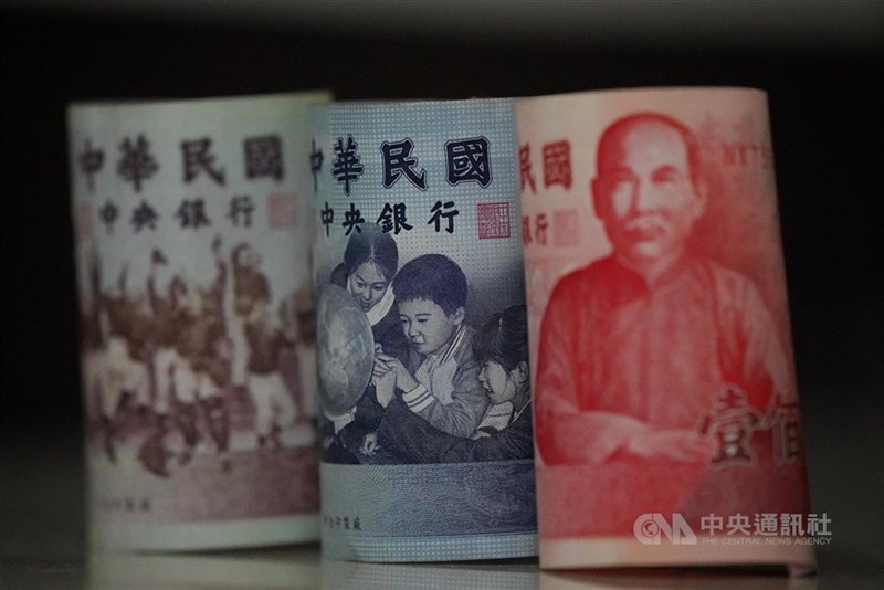 台湾の（左から）500元、1000元、100元紙幣（資料）