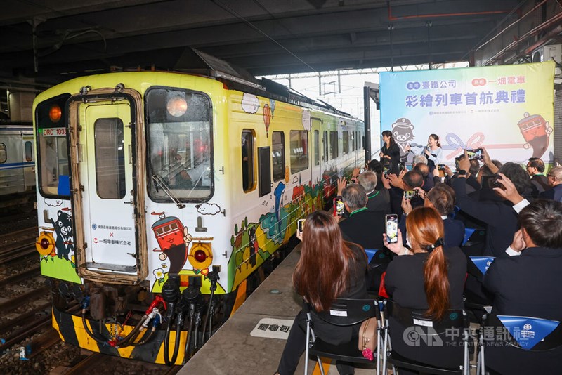 台湾鉄路が22日から運行を開始した、一畑電車とのコラボトレイン＝10月22日、新北市